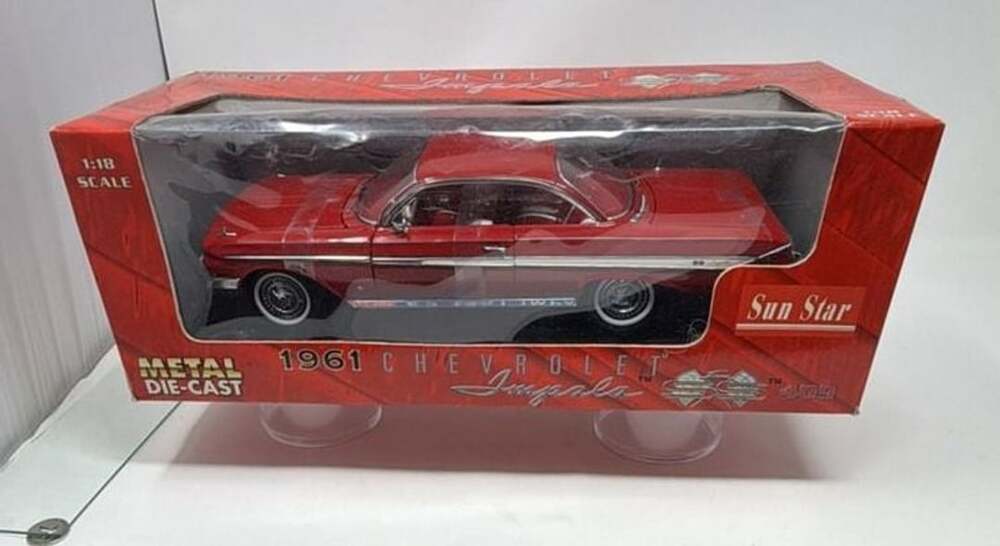 Sun Star 1:18 Scale 1961 Chevrolet Impala SS 409 Metal Die-Cast Red Model Car